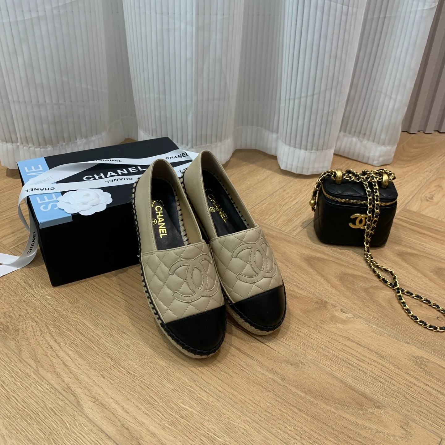 👟👟Ex-factory price 480👟👟 👑New colors are coming ✌️The new version of Chanel fisherman shoes is coming❗️Delivered in a complete set of top-notch packaging. The quality of my fisherman shoes has not been introduced much, everyone who has tried it knows it! The original customized upper, and my outsole is the original translucent outsole, the opaque outsole is the wrong version, full set of authentic packaging ❗️ size: 35-40, running price